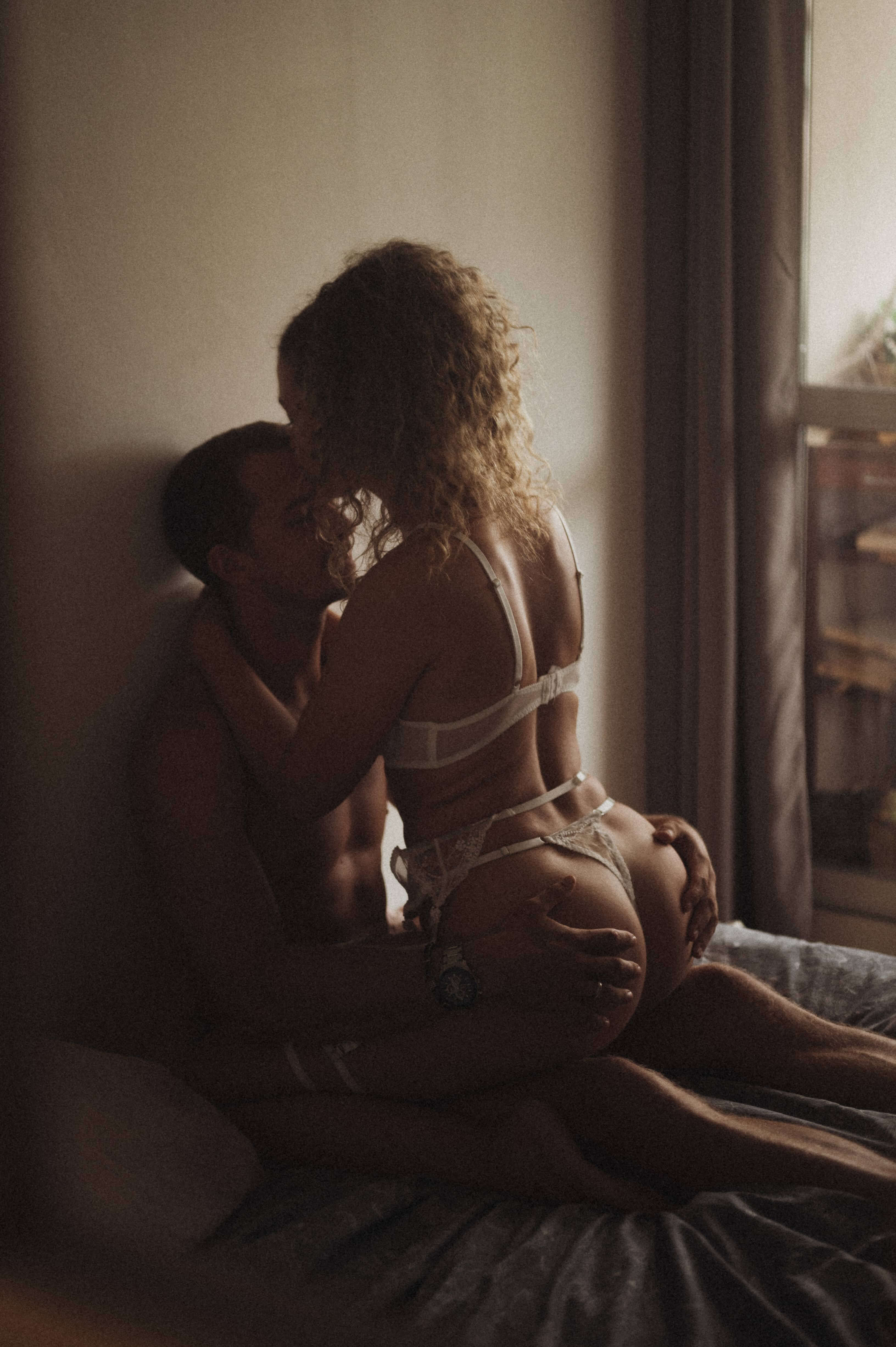Shooting boudoir couple